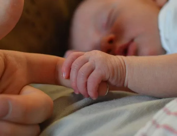 Бебе се роди четири години след смъртта на родителите си