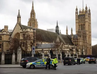 Британският парламент продължи работата си след атаките вчера