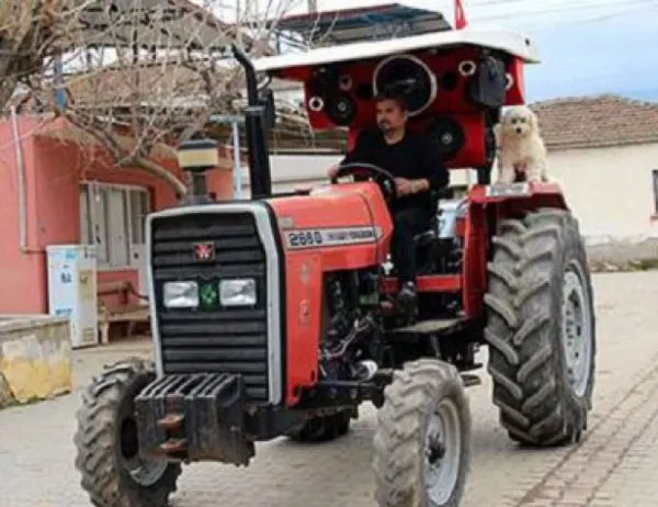 Турчин монтира музикална уредба за €1800 на трактора си (ВИДЕО)