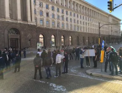 Бесни фермери протестират пред МС и президентството (СНИМКИ)*