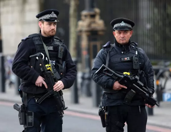 Полицията арестува мъж, въоръжен с ножове, в центъра на Лондон