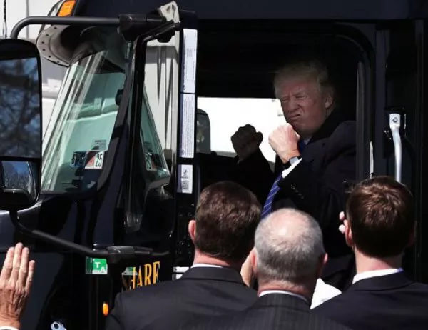 Доналд Тръмп пристигна в Белия дом качен на камион (ВИДЕО)