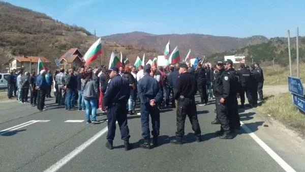 Земеделци и животновъдите отново на протест, блокират основни пътища в страната