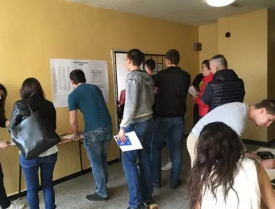 Нормално протича гласуването в секциите в Студентски град