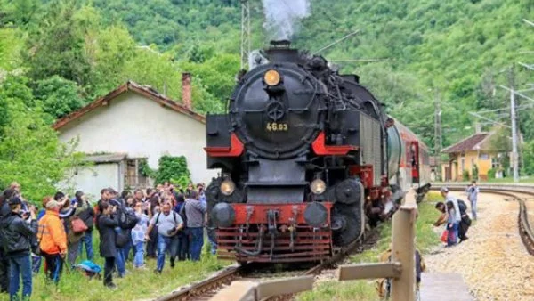 БДЖ пуска допълнителен вагон за Гергьовския влак