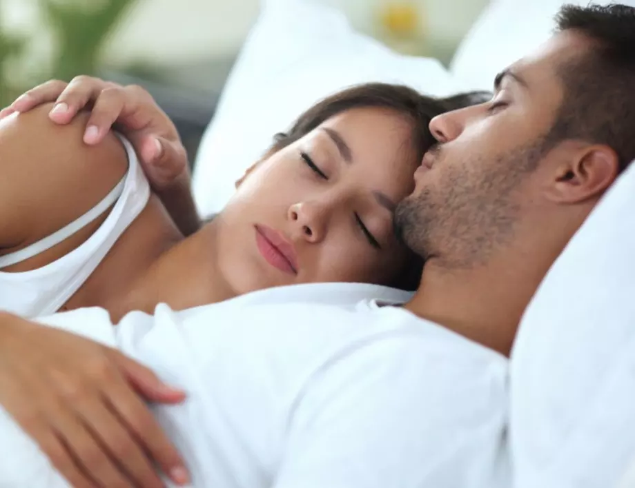 Позата, в която спите, издава каква е връзката ви