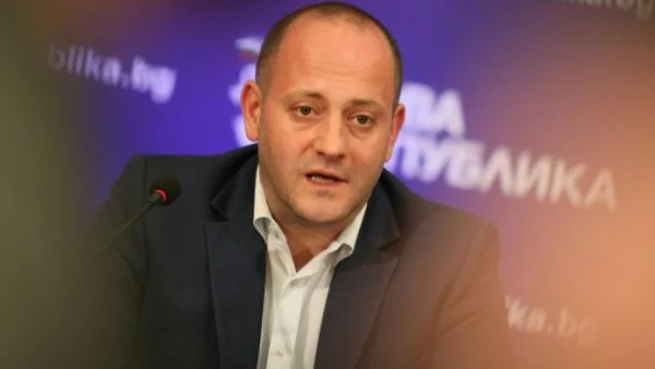 ГЕРБ отдавна се огъна и започна да се състезава с Нинова кой да се орбанее повече.