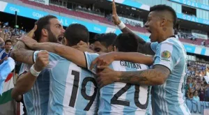 ВИДЕО: Аржентина лудее в съблекалнята с песни за герoя Меси и "пресата-проститутка"