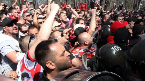 Феновете на ЦСКА блокираха центъра на София