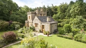 Продава се: Най-малкият замък във Великобритания