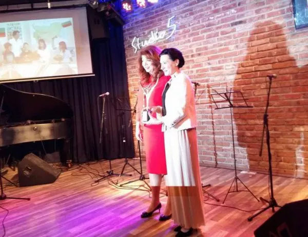 Учителка по български език грабна приза "Българка на годината" (СНИМКИ)