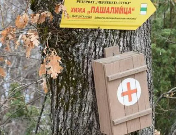Ентусиасти доброволци поправят и оборудват туристически аптечки в резерват