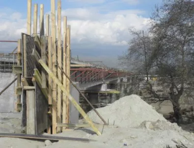 Изграждат 700-метров виадукт над Струма край Струмяни