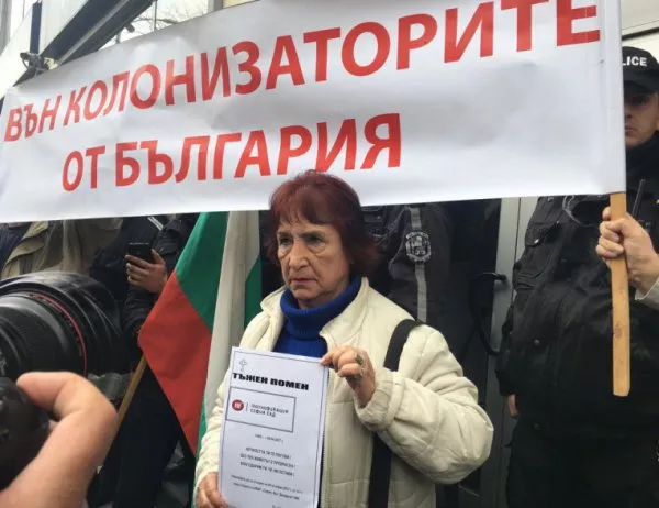 Десетки граждани протестират пред сградата на КЕВР