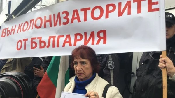 Десетки граждани протестират пред сградата на КЕВР