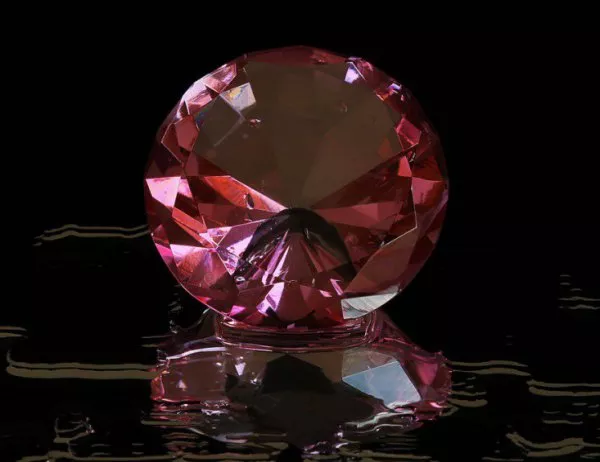 Гигантски диамант стана най-скъпо продаденият на търг скъпоценен камък
