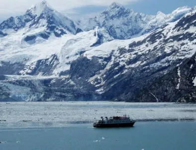 Ледът хвана пътнически ферибот край Канада