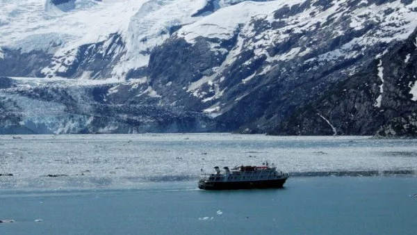 Ледът хвана пътнически ферибот край Канада