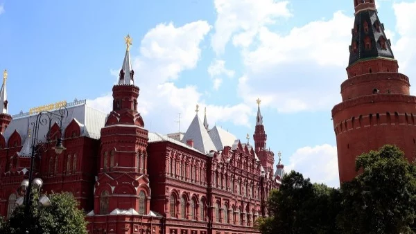 Продължава масовата евакуация на училища и административни сгради в градове в Русия
