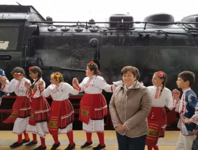 Над 1000 туристи пътуват с ретро парния локомотив „Баба Меца“