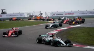 Хамилтън спечели ГП на Китай и се изравни с Фетел в класирането