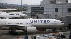 Ужасяващо отношение на авиокомпания към пътник породи вълна от възмущение (Видео)