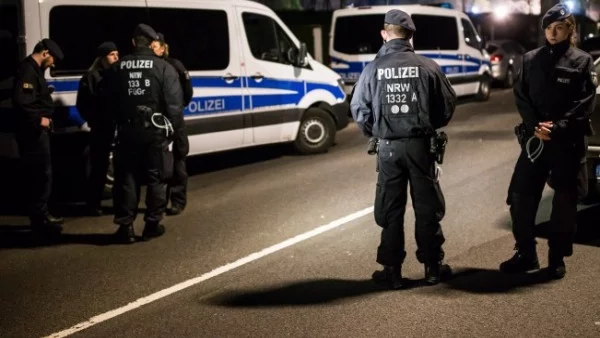 В Германия арестуваха мъж, пробвал да гази мигранти