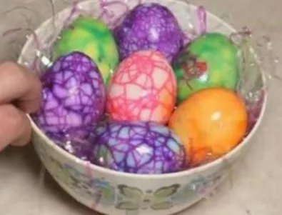 Вижте това страхотно предложение за боядисване на яйца (ВИДЕО)