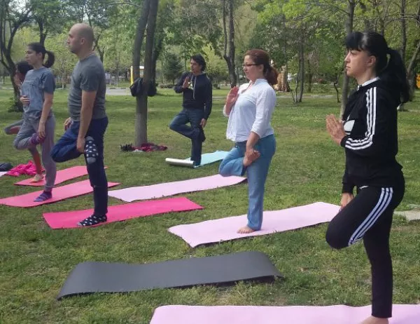 Асеновград докосна слънцето с йога на открито