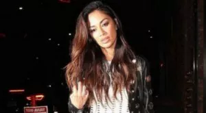 СНИМКИ: Шерцингер се показа на събитие увита в чаршаф 