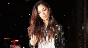 Никол Шерцингер се маскира не само като Клеопатра за Хелоуин (СНИМКИ)