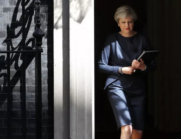 Тереза Мей преживя оставка на министър и едвам удържа преди ключови гласувания по Brexit