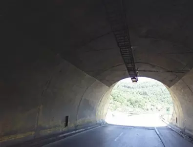Шофьорите да карат с повишено внимание в тръбата за София на тунел 