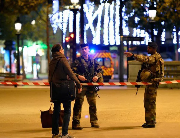 Сапьори правят проверка на автомобила на нападателя от Париж