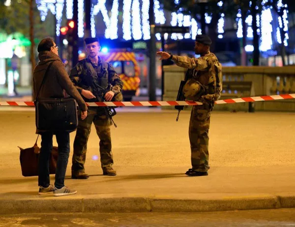 Френски полицай е бил нарочно блъснат с кола в парижко предградие