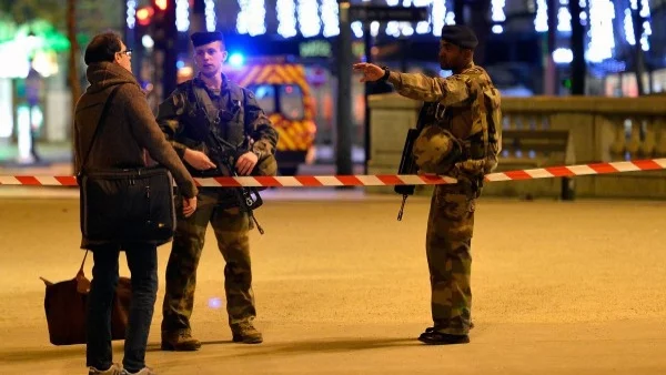 Френски полицай е бил нарочно блъснат с кола в парижко предградие