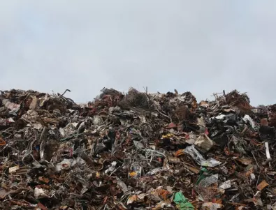 Продължава изравянето на опасните отпадъци, открити край Червен бряг