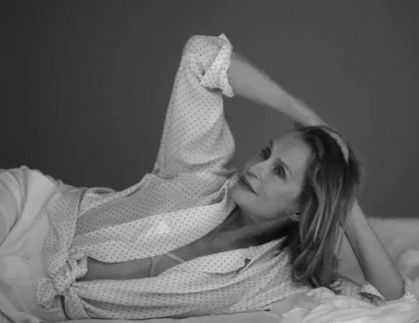 73 годишна моделка позира в секси фотосесия на Calvin Klein (ВИДЕО)
