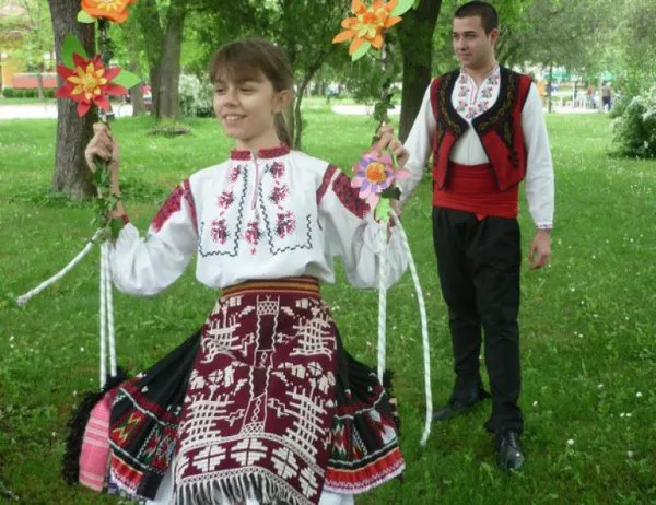 Фестивалът "Гергьовски люлки" в град Левски събира над 500 участници