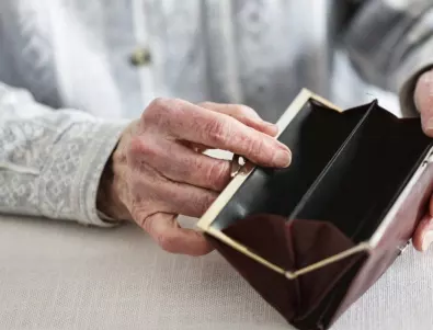 Доклад на НОИ: Основната пенсия ще намалява сериозно заради втората