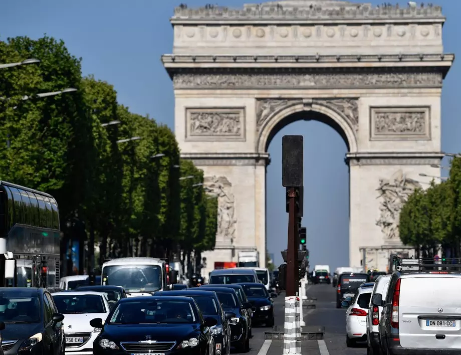 Заради заплаха евакуираха района на Триумфалната арка в Париж