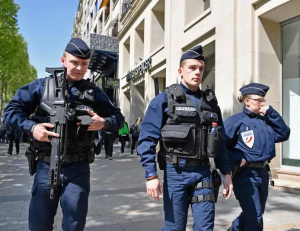 Френската полиция задържа семейството на нападателя от „Шанз-Елизе“