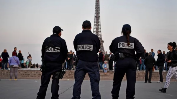 Кола се вряза във войници в Париж, шестима са ранени (ВИДЕО)