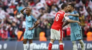 Фенове на Арсенал и Манчестър Сити си спретнаха бой на "Уембли" (ВИДЕО)