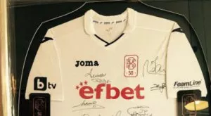 Локо Сф организира наддаване за фланелка с автографи на световни звезди с благотворителна цел