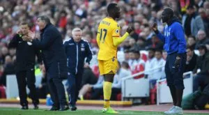 Бентеке и Сако играят "камък, ножица, хартия" след първия гол срещу Ливърпул (ВИДЕО)