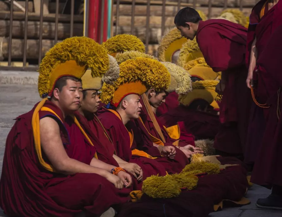 Поддръжници на Далай Лама опитаха да нахлуят в китайското посолство в Индия (ВИДЕО)