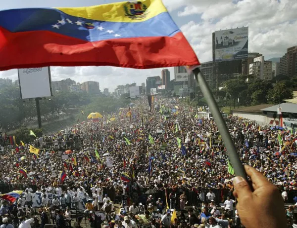 САЩ наредиха на държавните си служители във Венецуела да напуснат страната
