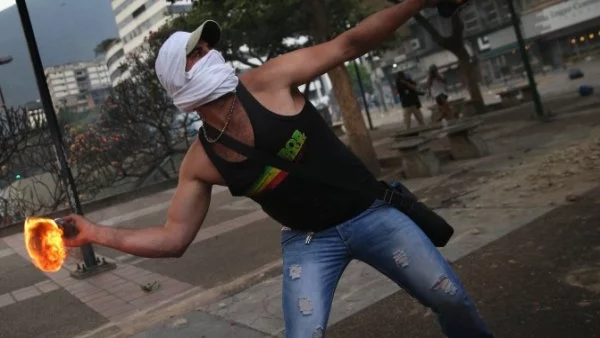 Лидерът на опозицията на Венецуела беше нападнат, 16 души пострадаха