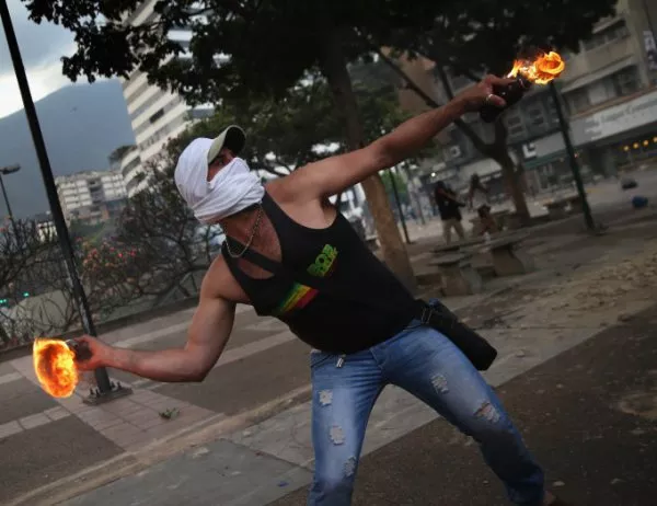 Демонстранти разграбиха и опожариха ключова сграда във Венецуела